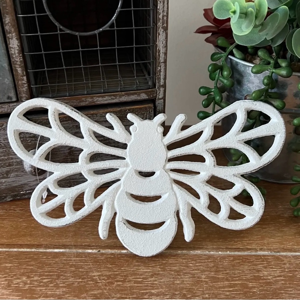 New White Farmhouse Metal Bee Trivet